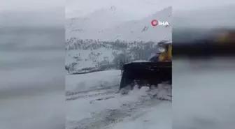 Siirt'te üç ilçenin kardan kapanan yolları ulaşıma açıldı