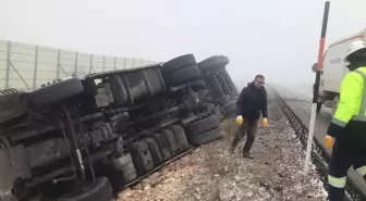 Sivas'ın Kangal ilçesinde tır devrildi, sürücü yaralandı