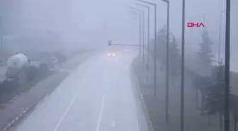 Antalya Karayolu'ndaki sis sürücülere zor anlar yaşattı