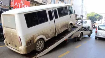 Aydın'da minibüs arızası trafik kilitlendi, sürücü mahkemeye yetişmek için aracını bıraktı
