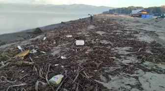 Burhaniye'de Sağanak ve Lodos Sonrası Ören Plajı Temizleniyor