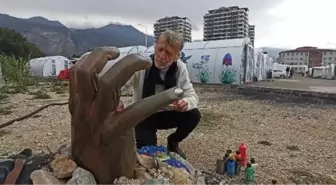Depremde evi yıkılan sanatçı, konteyner kentte el heykeli yaparak yaşadığı anı ölümsüzleştirdi