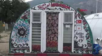 Depremde evi yıkılan sanatçı, konteyner kentte el heykeli yaparak umudu canlandırıyor