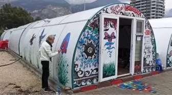 Depremde yıkılan evinde el heykeli yapan sanatçı