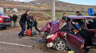 Çankırı'da elektrik direğine çarpan otomobilde 3 kişi yaralandı