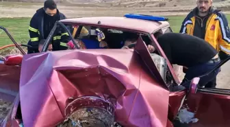 Çankırı'da elektrik direğine çarpan otomobilde 3 kişi yaralandı