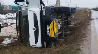 Eskişehir'de Kamyon Devrildi, Sürücü Yaralandı