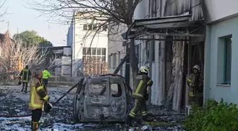 İzmir'de kozmetik ürünlerinin depolandığı iş yerinde yangın: 1 ölü, 3 yaralı