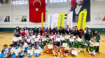 Derince'de Salon Hokeyi Turnuvası Heyecanı