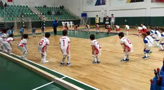 Derince'de düzenlenen salon hokeyi turnuvasında miniklerin mücadelesi heyecanlı geçti