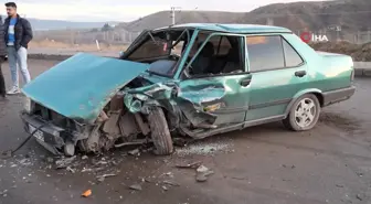 Ticari taksi ile kafa kafaya çarpışan otomobil hurda yığınına döndü: 1 yaralı