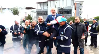 Yapılan zam sonrası mest olan işçiler, belediye başkanını omuzlara çıkardı