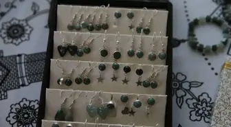 Tokat'ın Artova ilçesinde çıkan krizopras taşı kadınların elinde takıya dönüşüyor