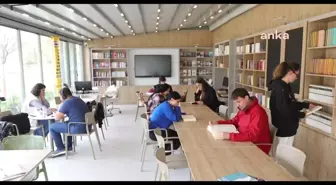 Bayraklı Belediyesi Kitap Kafeleriyle Vatandaşların Kitaplara Ulaşımını Kolaylaştırıyor