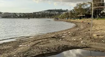 Bodrum'da Yağış Sonrası Sahilde Çöp Birikti