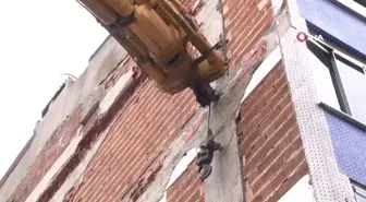 Gaziosmanpaşa'daki toprak kaymasının ardından 2 bina vinçle desteklendi