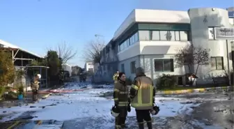İzmir'deki Parfüm Fabrikasında Yangın: 1 İşçi Hayatını Kaybetti