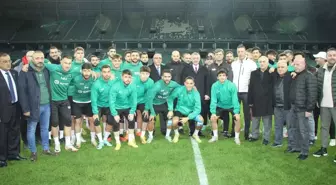 Kocaeli Büyükşehir Belediye Başkanı Tahir Büyükakın, Kocaelispor'un antrenmanını ziyaret etti