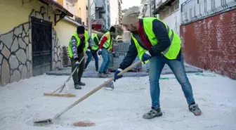 Kuşadası Belediyesi Hacıfeyzullah Mahallesi'nde Yol Yapım Çalışmalarına Devam Ediyor