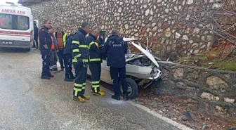 Adıyaman Çelikhan karayolunda otomobil istinat duvarına çarptı