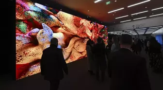 Refik Anadol, yapay zeka modeliyle doğayı temel alan eserini sergiliyor