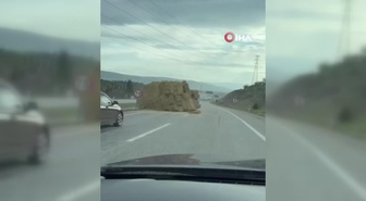 Gönen'de saman yüklü kamyon devrildi