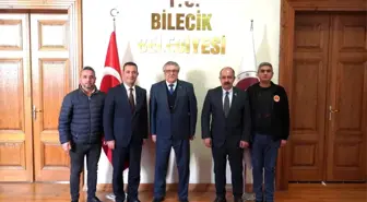 Bilecik Belediye Başkanı Mustafa Sadık Kaya, hayırlı olsun için gelenleri ağırlıyor