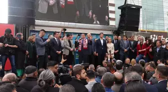 AK Parti Antalya Büyükşehir Belediye Başkan Adayı Hakan Tütüncü, Partililerce Çiçeklerle Karşılandı