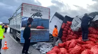 Yozgat'ta yağmur nedeniyle tır devrildi