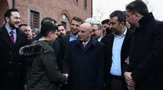 AK Parti'nin Ankara Büyükşehir Belediye Başkan adayı Turgut Altınok, sabah namazını Hacı Bayram Veli Camisi'nde kıldı