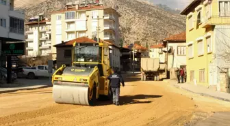 Antalya Büyükşehir Belediyesi Elmalı'da Cadde ve Sokakları Sıcak Asfaltla Kaplıyor