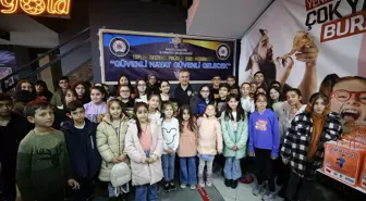 Bingöl'de takdir belgesi alan polis çocukları, Şenay Aybüke Yalçın'ın hayatını anlatan filmi izledi