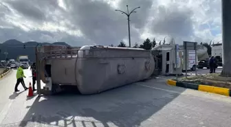 Burdur'da Kavşakta Kontrolden Çıkan Tır Devrildi, 1 Kişi Yaralandı