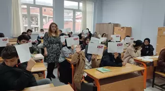 Adıyaman'ın Çelikhan ilçesinde öğrenciler karnelerini aldı