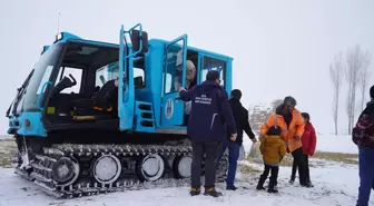 Erzurum'da kar ve tipi nedeniyle mahsur kalan öğrenciler snowtrackla evlerine ulaştırıldı