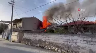 İzmir'de müstakil ev alevlere teslim oldu