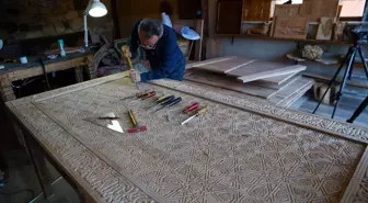 Marangoz, İspanya'daki El Hamra Sarayı ve Bursa'daki Ulu Cami'den esinlenerek ahşap pano yapıyor