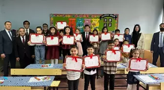 Keban Kaymakamı ve Belediye Başkanı Karne Dağıtım Programına Katıldı