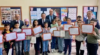 Kırşehir'de Öğrenciler Karne Sevinciyle Yarıyıl Tatiline Başladı