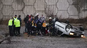 Kütahya'da Virajı Alamayan Otomobil Devrildi: 4 Yaralı