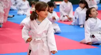 Osmaneli'de Karate Kursunu Bitiren Miniklere Kuşak Töreni Düzenlendi
