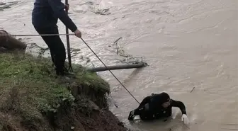 Hatay'ın Reyhanlı ilçesinde tahliye kanalında erkek cesedi bulundu