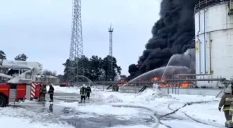 Rusya'nın saldırısında Ukrayna'ya ait dronun petrol depolama tesisine düşmesi sonucu yangın çıktı