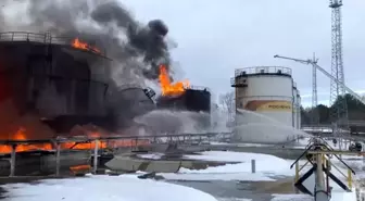 Rusya'nın Bryansk Bölgesi'nde Ukrayna'ya ait dronun petrol depolama tesisine düşmesi sonucu yangın çıktı