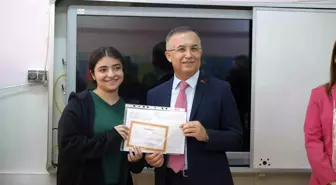 Gaziantep Valisi Kemal Çeber, depremzede öğrencilere karne dağıttı