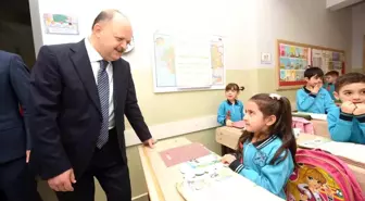 Kastamonu Valisi Meftun Dallı, İlkokul Öğrencilerinin Karnelerini Vererek Sevinçlerine Ortak Oldu