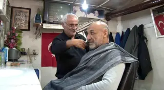 Sivas'ta 34 yıldır berberlik yapan Salih Uçar, depremde dükkana zarar gelmediğini söyledi