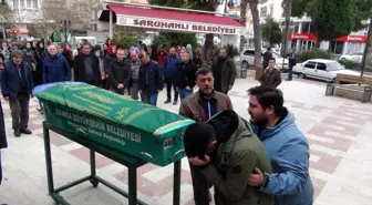 Manisa'da Eski Sevgilisi Tarafından Öldürülen Genç Kadın Son Yolculuğuna Uğurlandı