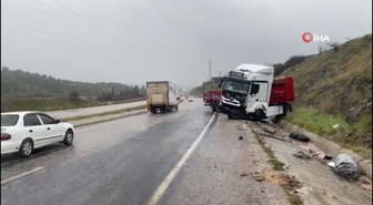 Gönen-Bandırma Kara Yolu'nda tır devrildi