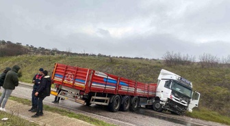 Balıkesir'de yağış nedeniyle tır devrildi, şoför yaralandı